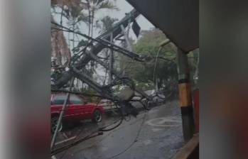 Un poste de luz se cayó producto de los fuertes vientos y lluvia cerca a la malla del cementerio Montesacro. FOTO: Cortesía