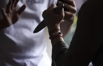 Imagen de referencia de una mujer atacando con un cuchillo. FOTO: Carlos Alberto Velasquez / Archivo El Colombiano