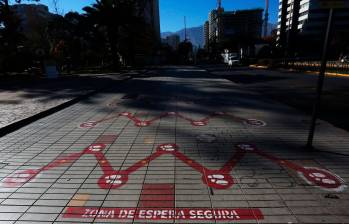 Las calles de la capital chilena quedaron desiertas debido a que se decretó la tercera cuarentena total en lo que va de la pandemia. Foto: EFE. Elvis González