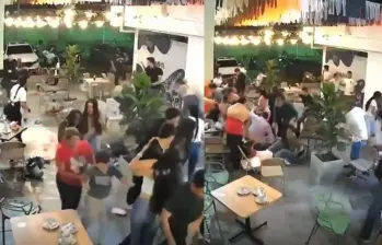 Ciudadanos salieron corriendo de un restaurante luego de percibir las detonaciones cerca al Batallón Agustín Codazzi, en Palmira, Valle. Foto: Captura de video redes sociales 