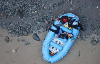 Así fue el rescate de dos mujeres tras la creciente del río Güejar, en Meta. FOTO: Fuerza Aérea Colombiana