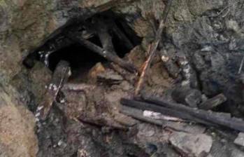 Bomberos, Policía, Ejército Nacional y otros organismos de socorro se encuentran en el punto del accidente, donde hasta ahora solo han confirmado tres muertos y un herido. FOTO: Cortesía Blu radio