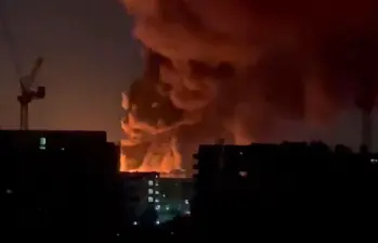 Este incendio, del que aún se desconocen sus causas, es la razón por la que el aeropuerto Heathrow en Londres haya cancelado sus operaciones este viernes, 21 de marzo. FOTO: Captura de video