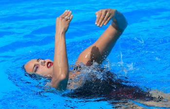 Mónica Sarai Arango en acción durante su prueba de solo en la natación artística en Argentina. FOTO efe
