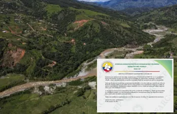 Adelante, el panfleto que sería publicado por las disidencias de las Farc. Atrás, paraje del Norte de Antioquia. FOTO: Manuel Saldarriaga y cortesía Denuncias Antioquia