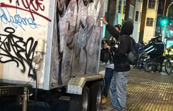 Un grafitero pinta un carro en el parque de Hippies este 11 de junio. Foto: Redes sociales.