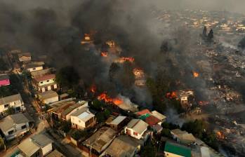 Vista aérea del incendio forestal que afecta los cerros de la ciudad de Viña del Mar en el sector de Las Pataguas, Chile. FOTO AFP