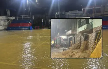 Adelante, una de las casas afectadas. Atrás, el colegio local inundado. FOTO: imagen tomada de redes. 