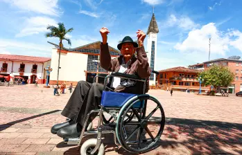 En El Carmen de Viboral don Julio es un personaje reconocido, querido y respetado. En la calle paran a saludarlo y hay quienes no le creen que tiene 112 por la energía y vitalidad que mantiene. FOTO manuel saldarriaga