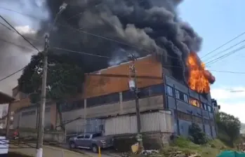 Bomberos atienden incendio de gran magnitud en una empresa de espumas de La Estrella, Antioquia 