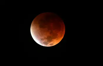 La ‘luna de sangre’ será visible en la madrugada del 14 de marzo, cuando la Tierra proyecte su sombra sobre la Luna, tiñéndola de un tono rojizo. FOTO: Juan Antonio Sánchez