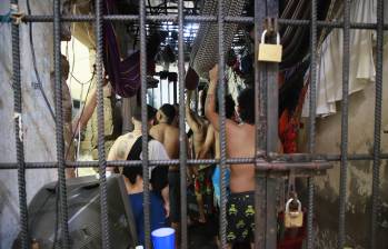 Cientos de personas que no han sido condenadas pasan semanas y meses enteros recluidos en estaciones de Policía donde se les violan diferentes derechos. FOTO: Cortesía Gobernación