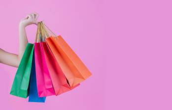 El comportamiento compulsivo a las compras puede afectar tanto hombres como mujeres. Foto: Freepik