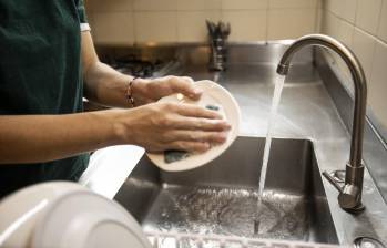 La EAAB hace el llamado a los ciudadanos a no desperdiciar el agua en actividades cotidianas del hogar. Foto: Carlos Alberto Velásquez Piedrahíta