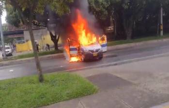 El vehículo quemado a la altura del Jaime Isaza Cadavid en El Poblado. FOTO: Cortesía Denuncias Antioquia.