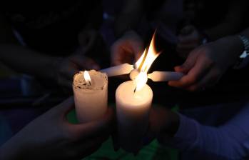 Descripción: En Sonsón la comunidad junto con familiares y amigos del menor, realizaron una velatón para despedir al joven de 16 años asesinado en el barrio La Aldea. Foto: El Colombiano