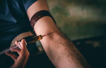 El bluetoothing es una práctica peligrosa donde los consumidores buscan “estirar” el efecto de un alucinógeno compartiendo el residuo de una droga a través de una jeringa con sangre. Foto: Getty Images