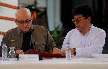 Comandante del ELN, “Antonio García”, y Alto Comisionado para la Paz, Danilo Rueda. FOTO: EFE
