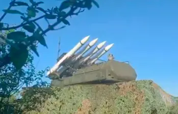 Parte del video en el que se observa un camión militar venezolano transportando y posicionando cuatro misiles antiaéreos. FOTO: Captura de video