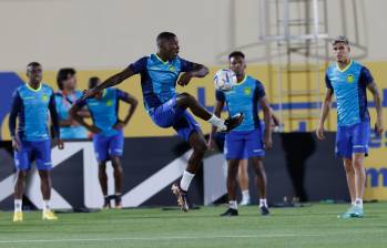 Moisés Caicedo, una de las figuras de Ecuador en el Mundial, trabaja fuerte con sus compañeros para enfrentar al fuerte elenco de Senegal. Un partido para ratificar el buen momento. FOTO EFE