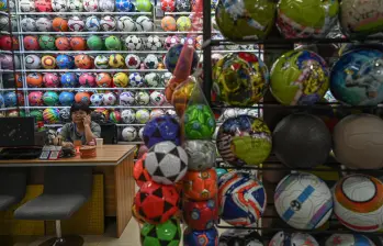 Los múltiples giros de la guerra comercial entre Pekín y Washington, especialmente la persistente incertidumbre sobre el monto de los aranceles, están haciendo dudar a los clientes de fábricas chinas. FOTO AFP