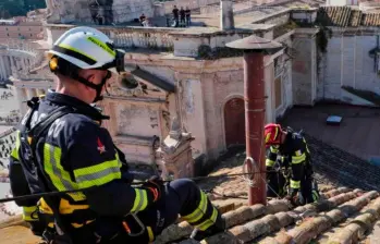Con la instalación de la chimenea y la Capilla Sixtina convertida en un búnker, iniciaron preparativos para el cónclave
