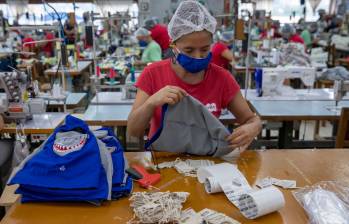 En Colombia, según el Dane, el 56% de las mujeres llevan la jefatura del hogar y por ello es crucial abrirles las puertas de las empresas para generarles ingresos a sus familias. FOTO EDWIN BUSTAMANTE