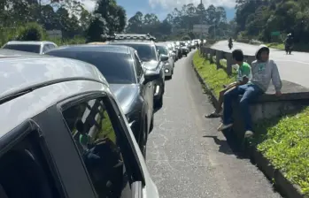 Congestión vehicular en el peaje de Amagá, ubicado en el Suroeste antioqueño. FOTO: Tomada de X @MiguelSamperS