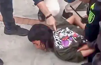 El adolescente que atacó a tiros a Miguel Uribe el 7 de junio aceptó los cargos imputados por la Fiscalía. Como consecuencia, un juzgado para menores le impuso una sanción de siete años. FOTO captura de video