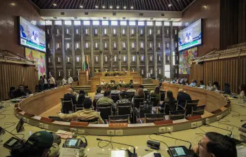 Adelante, el empresario Cristian Halaby (izq.), el diputado Luis Pelaez (centro) y la comunicadora Paula Jaramillo (der.). Atrás, la Asamblea de Antioquia. FOTO: EL COLOMBIANO e imagen tomada de redes