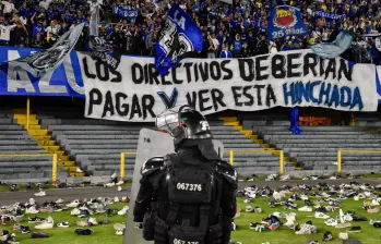 La protesta “póngase en nuestros zapatos” por parte de los hinchas de Millonarios hizo que el partido ante Unión Magdalena se detuviera por 25 minutos. Foto: Colprensa
