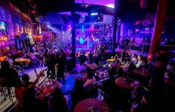 De acuerdo con las autoridades capitalinas, el objetivo es combatir la rumba ilegal y hacer frente a establecimientos que operan de manera irregular. FOTO: Camilo Suárez