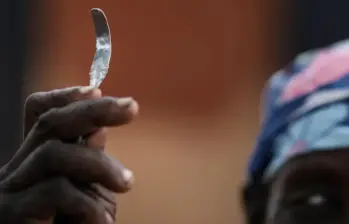 Con 230 millones de sobrevivientes a nivel mundial, las autoridades sanitarias urgen a mantener la inversión en educación y redes sociales como únicas armas efectivas contra esta práctica. FOTO: AFP