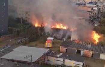 En las horas de la tarde de este jueves se presenta un incendio en el sur de Bogotá. Los bomberos intentan controlarlo. FOTO: Captura de video 