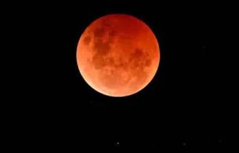 Este evento se da cuando el Sol, la Tierra y la Luna se alinean, de manera que la Luna pasa a la sombra de la Tierra. A veces es conocido como las “lunas de sangre”. Acá le explicamos esto y mucho más. FOTO: AFP