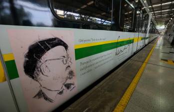 Así luce uno de los vagones del Metro de Medellín que tienen un diseño conmemorativo en honor a León de Greiff. FOTO: Manuel Saldarriaga.