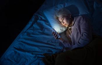 Consecuencias de dormir junto al celular. FOTO Freepik