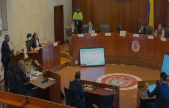El gobernador Andrés Rendón (a la izquierda, en el atril) exponiendo su postura ante los jueces del Alto Tribunal. FOTO: Captura de video