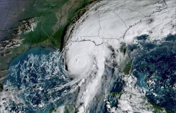 Lluvias torrenciales, vientos de 165 km/h y daños en infraestructura marcaron el paso de Isaías por Florida y Alabama, obligando a suspender vuelos, evacuar plataformas petroleras y declarar estado de emergencia. FOTO: AFP