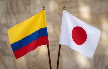La reactivación de las negociaciones llega tras 15 años de parálisis y coincide con contactos del Gobierno colombiano con Toyota, Mazda y Toshiba. Foto: Generada con IA