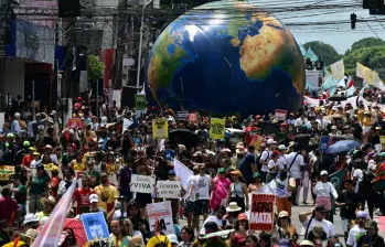 Miles de manifestantes salieron a las calles exigiendo un acuerdo que proteja a la selva del Amazonas además de promover la terminación del uso de hidrocarburos. Foto: AFP