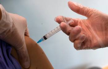 Según ordenó el Ministerio de Salud, las personas que tienen entre 18 y 60 años, no sufren enfermedades y ya tuvieron covid, solo recibirán una dosis de la vacuna de Pfizer. FOTO AFP 