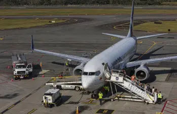 La crisis estalló tras una alerta técnica emitida por Airbus sobre posibles fallas asociadas al software de los A320, lo que llevó a suspender preventivamente vuelos y someter los aviones a actualizaciones obligatoria. FOTO: Manuel Saldarriaga Quintero
