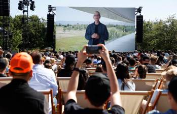 Los espectadores atentos a los anuncios Tim Cook en la Conferencia Mundial de Desarrolladores de Apple (WWDC) de 2022 en el campus de Apple Park en Cupertino, California. FOTO: EFE