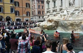 Los activistas vertieron en el agua un líquido a base de carbón vegetal. FOTO: AFP