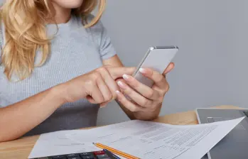 Firmar por WhatsApp en Colombia puede ser legal si cumple requisitos de firma electrónica. Conozca qué tiene validez y cómo evitar fraudes digitales. FOTO cortesía