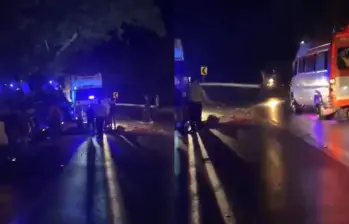 Un grupo de personas auxiliaba a un motociclista que tuvo un accidente previo al paso del camión. Foto: Redes sociales.