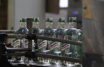 El aguardiente 24 grados de etiqueta verde ha sido el principal impulsor de las ventas de la FLA. FOTO: Fábrica de Licores de Antioquia.
