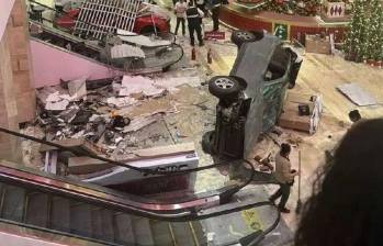 Momento en que el vehículo cayó del cuarto piso del centro comercial al primer piso en la plazoleta principal. FOTO: CAPTURA VIDEO REDES SOCIALES 