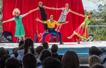 Otho y Teo son mellizos. Thelma es la mayor de los hijos de la pareja compuesta por Iñaki Sevila y Enrica Sevilla. Esta familia lleva siete años en la carretera, con su show familiar. FOTO Esneyder Gutiérrez